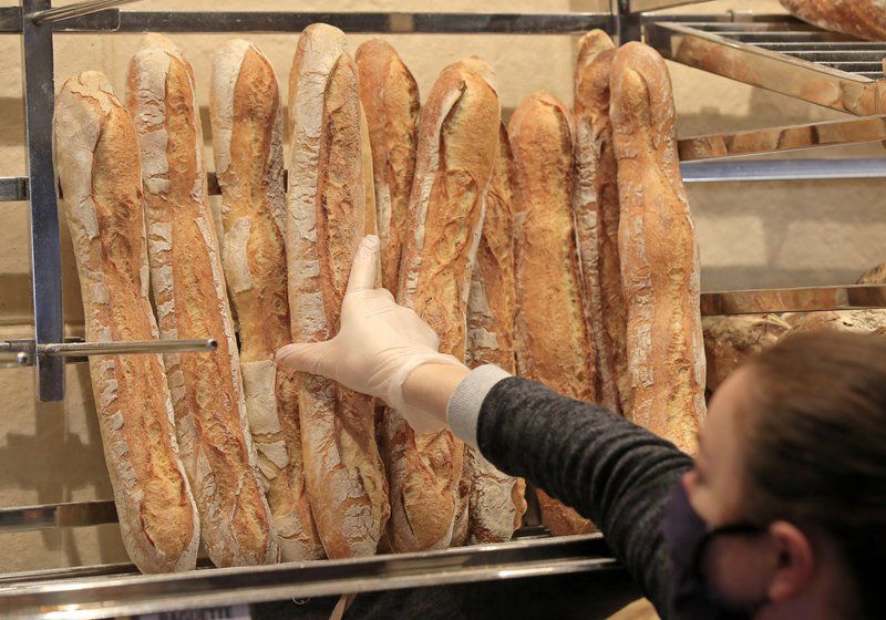 Francia combate el coronavirus con una baguette al día